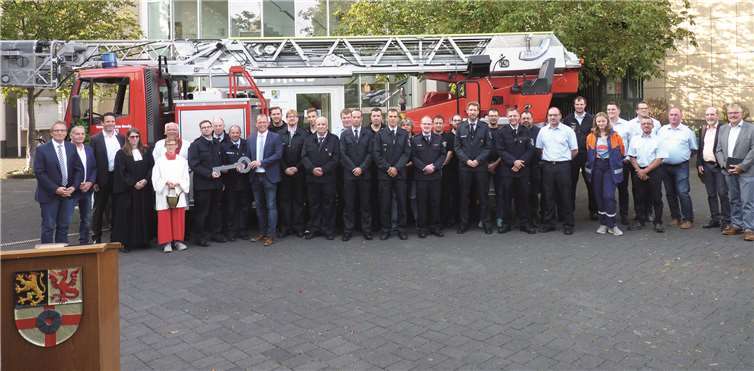 Bei der feierlichen Schlüsselübergabe waren zahlreiche Wehrleute, Kommunalpolitiker und die Geistlichkeit vertreten. Fotos: FRE