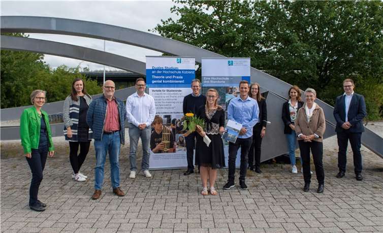 Bei der feierlichen Stipendienvergabe (v.l.n.r.): Veronika Stumm, Anne Quander, Bernhard Schmitt, Prof. Martin Zerwas, Prof. Dr. Ralf Zeitler, Marina Horl, Lasse Ridderbusch, Angela Doms, Simone Wichterich, Prof. Dr. Daniela Braun und Werner Farnung.Foto: Hochschule Koblenz/Lisek