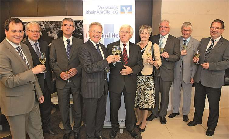 Bei der feierlichen Verabschiedung (v.li.): Markus Müller, Christoph Kniel, Sascha Monschauer, Elmar Schmitz, Fritz Langenhorst, Inge Paillard, Alfred Sebastian, Adalbert Krämer, Hans-Lambert Lohmer. privat