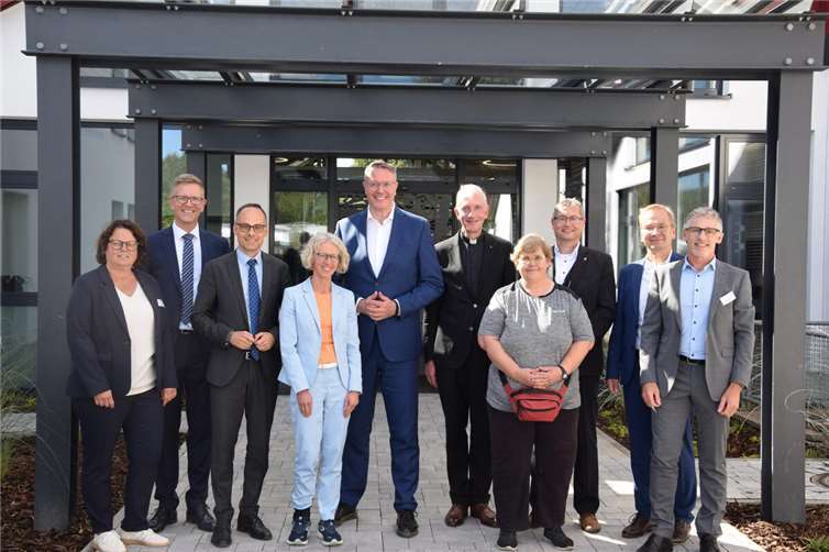 Bei der feierlichen Wiedereröffnung der Caritas Werkstätten Sinzig (von links): Einrichtungsleiterin Britta Lott, Geschäftsführer Thomas Buckler, Staatssekretär Dr. Denis Alt, Landesamt-Präsidentin Heike Gorißen-Syrbe, Ministerpräsident Alexander Schweitzer, Domkapitular Benedikt Welter, Werkstatträtin Marina Schönhof, DiözesanCaritasdirektor Christoph Wutz, Bürgermeister Andreas Geron, Prokurist Franz Josef Bell.  Foto: Tobias Möllney / Caritas Werkstätten