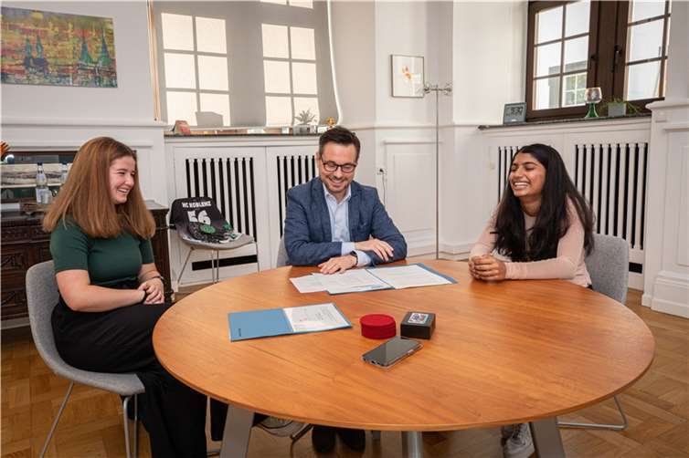Bei der gemeinsamen Büroarbeit hatten Clara Fruhling (li.) und Piah Chakupurakal gemeinsam mit Oberbürgermeister David Langner sichtlich Spaß.