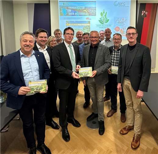 Bei der gemeinsamen Sitzung von Gesellschafterversammlung und Aufsichtsrat der landkreiseigenen Wirtschaftsförderung-GmbH „WFG“ mit Landrat Achim Hallerbach war der Blick zuversichtlich in das Jahr 2024 gerichtet.  Foto: Thomas Herschbach