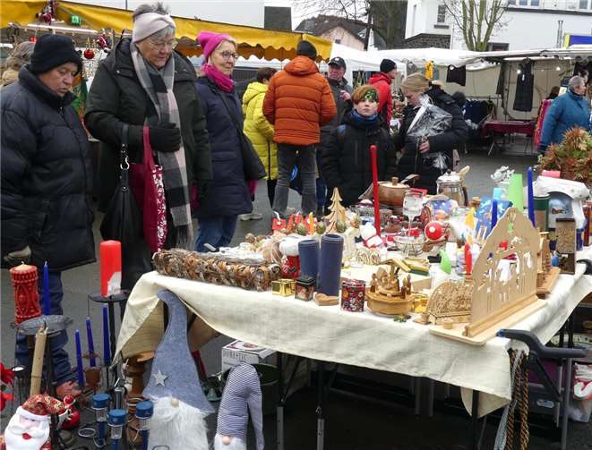 Bei der großen Auswahl an schmucken Advents- und Weihnachtsartikeln hatten die Kaufinteressenten oftmals die Qual der Wahl.