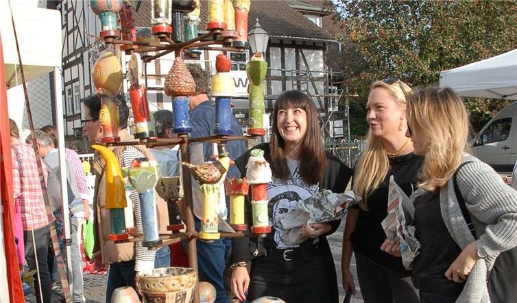 Bei der großen Auswahl fiel die Entscheidung nicht leicht. Aber schnell hatten diese drei Töpfermarkt-Besucherinnenihre Favoriten für eine bunte Gartenstele ausgesucht.