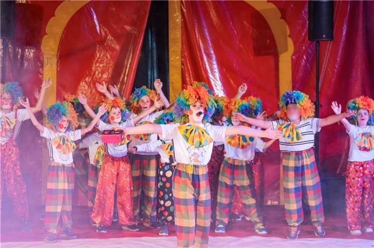 Bei der großen Gala-Vorstellung zum Abschluss der Projektwoche boten die Kinder im voll besetzten Zirkuszelt ausnahmslos alles, was das Zirkusherz begehr. Quellen: Pater-Wald-Schule