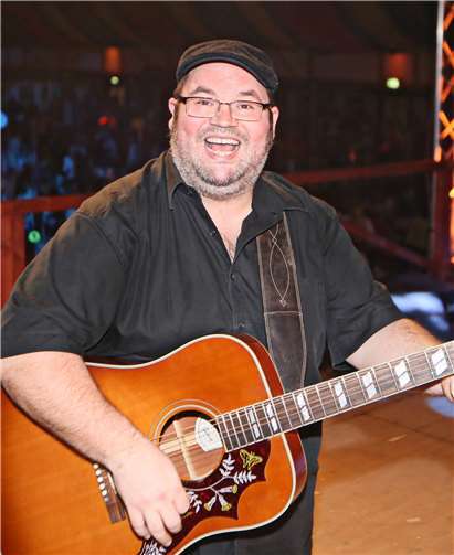 Bei der großen Mitsing-Party wird u.a. Björn Heuser die Besucher mit seiner Musik in Stimmung bringen. ds marketing