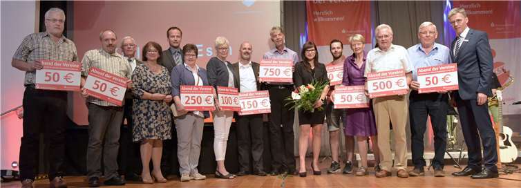 Bei der großen Tombola konnten sich zehn Vereine über einen Geldgewinn freuen. Fotos: KSK Mayen