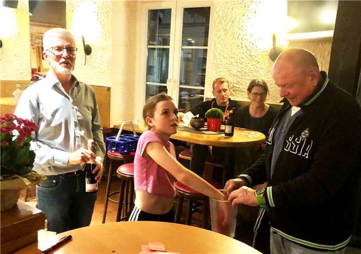 Bei der gut bestückten Verlosung konnten Paula und Milan Stenz als Glücksgöttin bzw. Glücksgott manchen Nachbarn erfreuen. Foto: privat