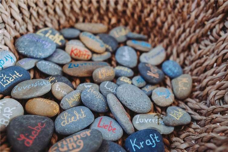 Bei der jährlichen Gedenkfeier für die verstorbenen Menschen des vergangenen Jahres, gaben Mitarbeitende sowie An- und Zugehörige letzte liebe Worte mit auf die Reise.Foto: Steffanie Hein