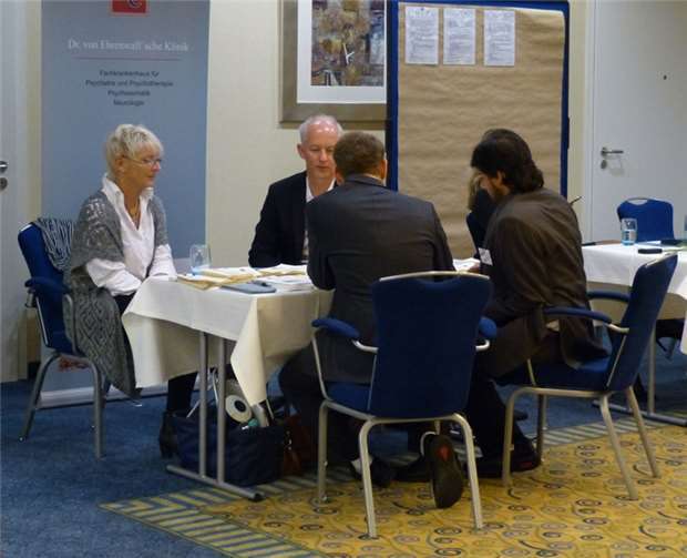 Bei der jüngsten Klinikmesse suchten Bettina Vellage (v.l.) und Markus Schmitt von der Ehrenwall´schen Klinik das Gespräch mit Besuchern. Kreisverwaltung Ahrweiler