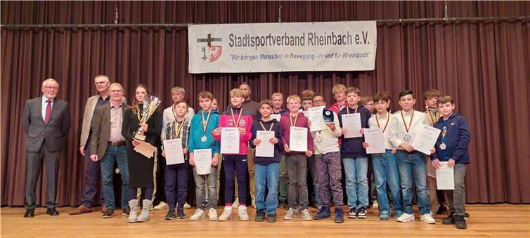 Bei der jüngsten Sportlehrehrung der Stadt Rheinbach wurde dieser Preis von Georg Persch, dem Präsidenten des Lions Clubs, an die Gesamtschule Rheinbach verliehen. Foto: privat
