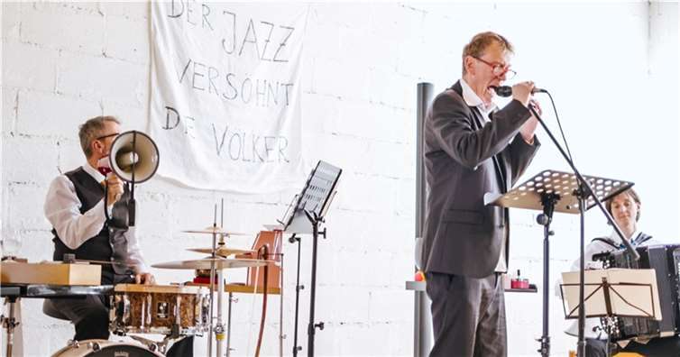 Bei der jüngsten Veranstaltung der Konzertreihe Lauschvisite verwandelte sich das Atelier Farbform in der Peterstorstrasse ins „Kabaret Dada“ im Berlin der 1920er Jahre. Foto: Raphaël Languillat
