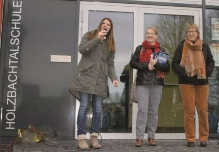 Bei der kleinen Jubiläumsfeier (v.l.n.r.): Sabine Kupfer (komm. Konrektorin), Sonja Claaßen (Förderverein),Katrin Körner-Kreft (Leitung der Bücherei). privat