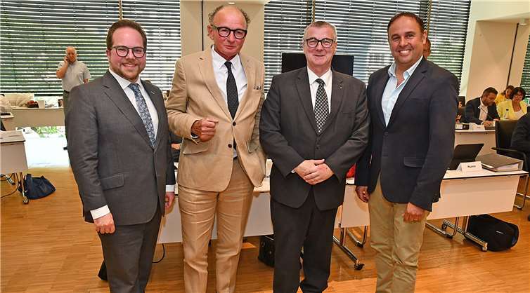 Bei der konstituierenden Kreistagssitzung des Landkreises Mayen-Koblenz sind Jens Firmenich (CDU) und Achim Hütten (SPD) zu neuen ehrenamtlichen Kreisbeigeordneten gewählt worden. Landrat Dr. Alexander Saftig und der Erste Kreisbeigeordnete Pascal Badziong gratulierten den beiden neuen Mitgliedern im Kreisvorstand und wünschten viel Erfolg im herausfordernden Amt. Fotos: Kreisverwaltung MYK/Damian Morcinek