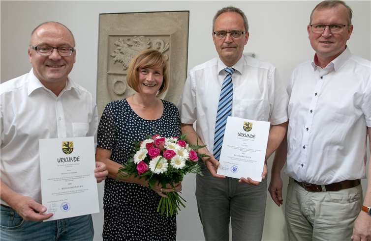 Drei ehrenamtliche Beigeordnete bestätigt Bei der konstituierenden Sitzung des Grafschafter Gemeinderats wurden (von links) Michael Schneider, Martina Münch und Ingo Derz zu ehrenamtlichen Beigeordneten gewählt. Bürgermeister Achim Juchem (rechts) gratulierte und überreichte die Ernennungsurkunden.Foto: JOST