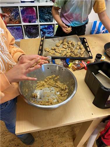 Bei der kulinarischen Reise lernten die Jugendlichen neue Gerichte aus verschiedenen Ländern kennen.  Foto: Gemeinde Wachtberg