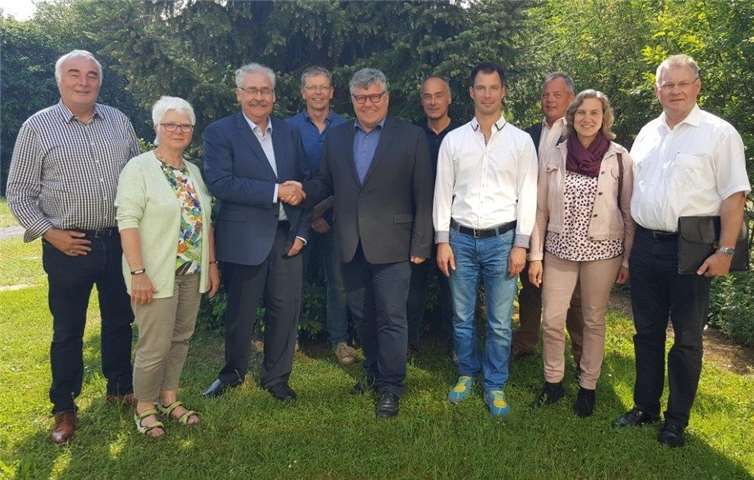 Bei der letzten Vorstandssitzung wurde die Spende übergeben, 3. v.l. Willi Knopp, 3. v.r. Thomas Werner.privat