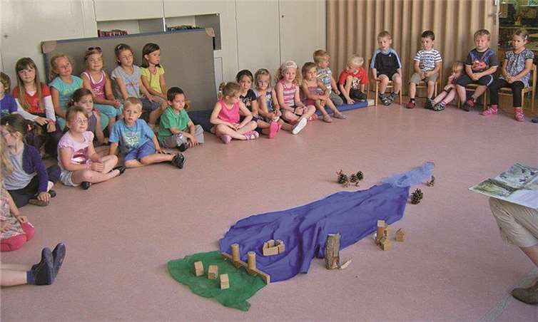 Bei der musikalischen Wanderung begleiteten die Kinder einen Wanderer von der Quelle der Moldau bis Prag. privat