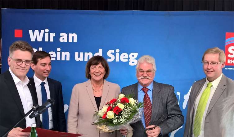 Bei der neunten Verleihung des Ehrenamtspreises der SPD Rhein-Sieg erhielt Peter Zachow den Preis aus der Hand von Bundestagsvizepräsidentin Ulla Schmidt.privat