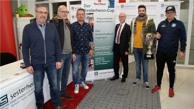 Bei der öffentlichen Auslosung im Dezember posierten die SG Verantwortlichen Bernd Müller (Vorsitzender), Werner Kohl (Coach Alte Herren), Michel Maur (Trainer 1. Mannschaft), Bernd Oster (Filialleiter Sparkasse) Deniz Ocar (Trainer 3. Mannschaft) und Marvin Schenk (Trainer A-Jugend) schon mal mit dem großen Wanderpokal. privat