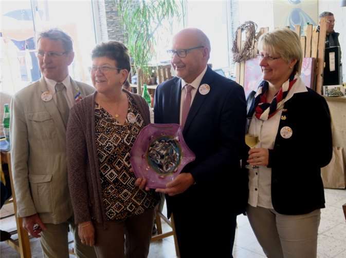 Gelebte deutsch-französische Freundschaft Bei der offiziellen Begrüßung erhielt Stadtbürgermeister Guido Job ein Gastgeschenk übergeben. Foto: R. Garos
