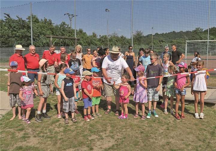 Bei der offiziellen Eröffnung durchschnitt Joline Mandel, gemeinsam mit dem Ortsbürgermeister, das weiß-rote Band. privat
