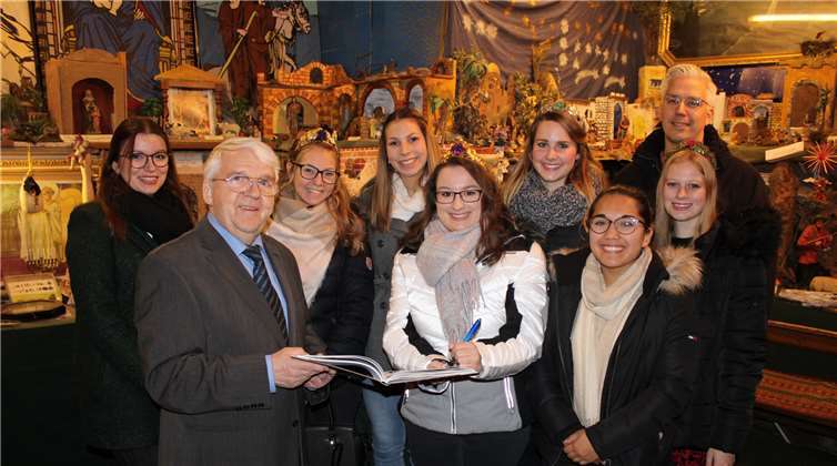 Bei der offiziellen Eröffnung erläutert Josef Niethen den Weinmajestäten und Ortsbürgermeister Dominik Gieler die Geheimnisse der mehr als 300 Krippen. Foto: DU