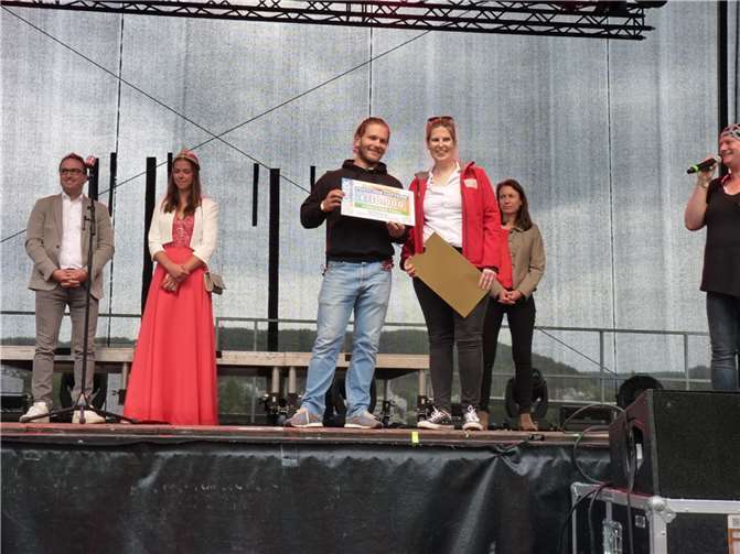 Bei der offiziellen Eröffnung: v.l. Bürgermeister Marcel Caspers, Brunnenkönigin Corinna,Robert Czapla, Katja Diemer, Landrätin Cornelia Weigand, und Moderatorin Alexandra Heer.