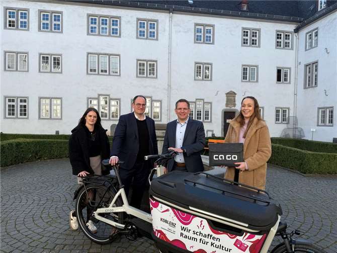 Bei der offiziellen Übergabe des Lastenrads nahmen der Dezernent für Kultur und Bildung Ingo Schneider (2. v.l. im Bild), der Geschäftsführer der Stadtwerke Koblenz GmbH, Lars Hörnig (2. v.r.), sowie Vertreter der Ca Go Bike GmbH teil.Foto: Stadt Koblenz/Julian Häuser