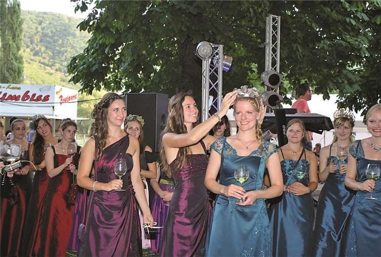 Bei der offiziellen Zeremonie setzte die scheidende Weinmajestät Lisa der neuen Moselkerner Weinkönigin Sarah die Krone aufs Haupt. TE