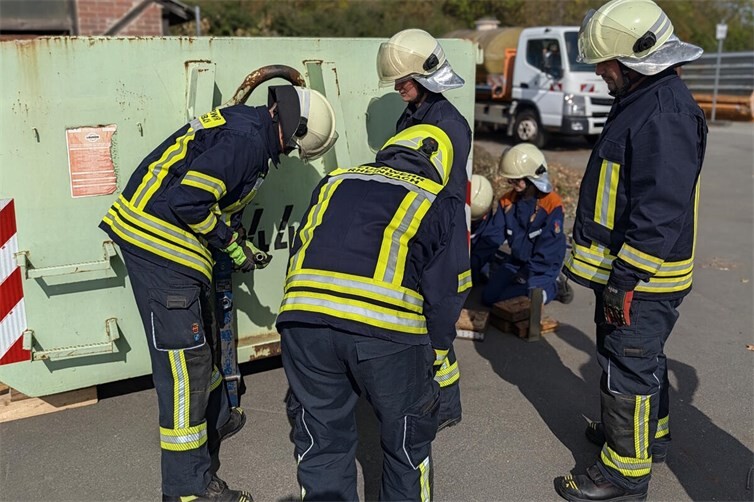 Bei der praktischen Prüfung war Teamarbeit gefragt. Unter anderem musste ein Container angehoben werden, unter dem im Rahmen des Übungsszenarios eine Person eingeklemmt war. 