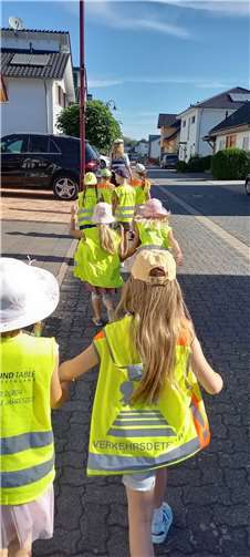 Bei der praktischen Übung im Straßenverkehr haben die Kinder die Möglichkeit, das Gehörte umzusetzen und die sichere Straßenüberquerung einzuüben. Quelle: VG Weißenthurm