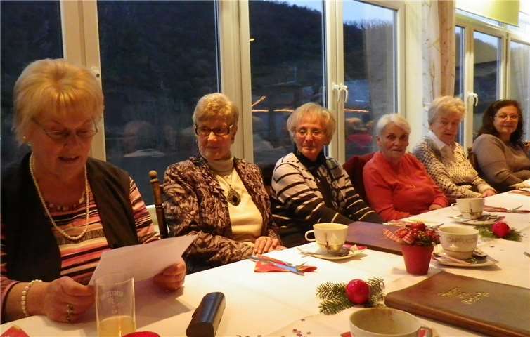 Bei der rundum gelungenen Weihnachtsfeier wurden auch kleine Geschichten vorgelesen.privat