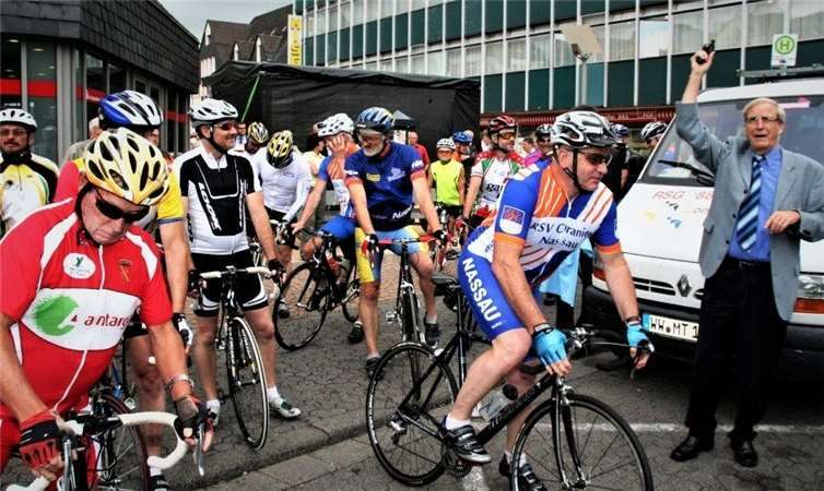 Bei der schon 53 deutsch-französischen Radrundfahrt dreht sich vom 13. bis 21. Juni 2020 (fast) alles um die Partnerstadt Tonnerre in Burgund, hier gibt der damalige Stadtbürgermeister Klaus Mies vor 10 Jahren auf dem Konrad-Adenauer-Platz den Startschuss zu einer Etappenfahrt in die Partnerstadt Tonnerre.Foto: privat