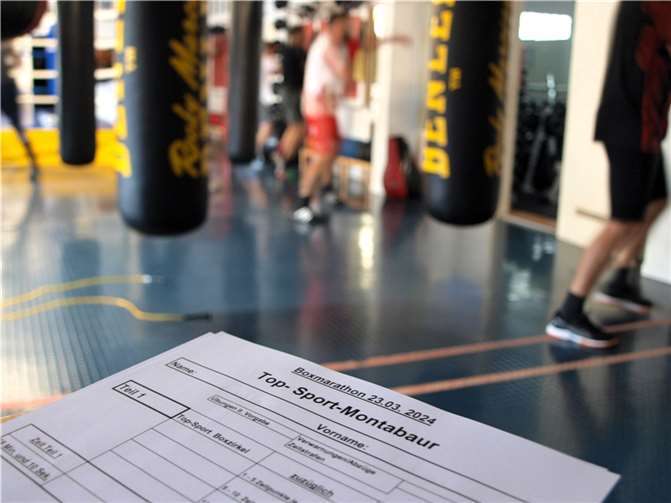 Bei der sportlichen Veranstaltung werden boxspezifische Übungen für Kraft, Ausdauer und Koordination trainiert.