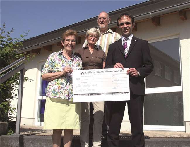 Bei der symbolischen Scheckübergabe: Der erste Vorsitzende des Vereins Werner Westinger, die zweite Vorsitzende Gisela Gecks sowie Kassiererin Margret Brötz mit Serviceleiter Daniel Schmitz. privat