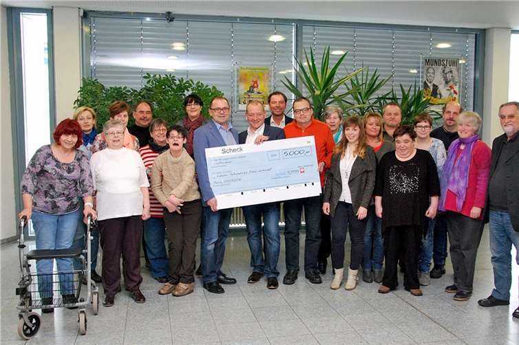 Bei der symbolischen Scheckübergabe im Forum Polch mit Geschäftsführer Jörg Klärner (links mit Scheck), Stadtbürgermeister Gerd Klasen (rechts daneben) und den LTK-Verantwortlichen Janine Schwall und Frank Mehnert (dahinter links und rechts) sowie Mitgliedern des LTK „Polch verbindet“. St. Raphael CAB