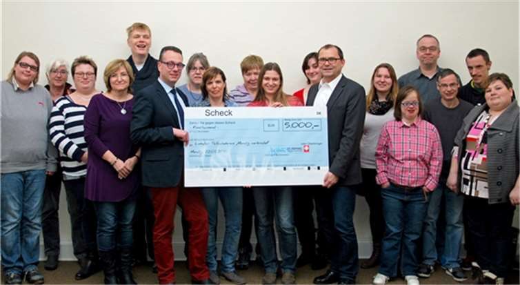 Bei der symbolischen Scheckübergabe im Stadthaus in Mendig mit Geschäftsführer Jörg Klärner (7.v.r.), der LTK-Verantwortlichen Melanie Schuth (Caritas Zentrum, 9.v.r.) und dem 1. Beigeordneten der Stadt Mendig Thomas Schneider (6.v.l.) sowie Mitgliedern des LTK „Mendig verbindet“ St. Raphael CAB