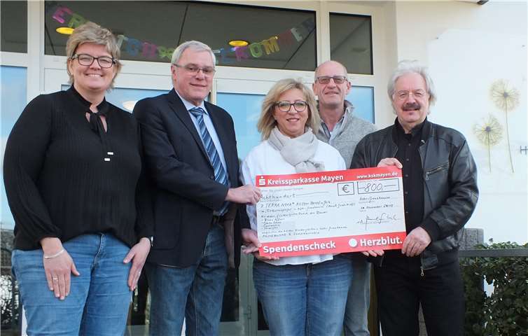 Bei der symbolischen Scheckübergabe (von links): Kindergartenleiterin Melanie Elmers, Stadtbürgermeister Michael Thiesen, Azra und Guido Kröff, Paul Schuh für „TERRA NOVA® LiveMusicEvents“. Foto: Stadt