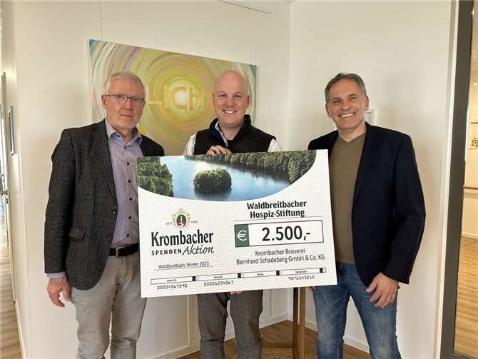 Bei der symbolischen Scheckübergabe (von links): Christoph Drolshagen (Vorstandsvorsitzender des Vereins), Stefan Metzler (Gebietsverkaufsleiter Krombacher Brauerei), Dietmar Bochert (Vorstandsmitglied des Vereins).Foto: privat