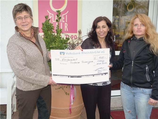 Bei der symbolischen Spendenübergabe: Dr. Edith Eifler, Sebia Breil und Madeleine v. Falkenburg. privat