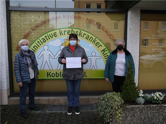 Bei der symbolischen Spendenübergabe.Foto: privat