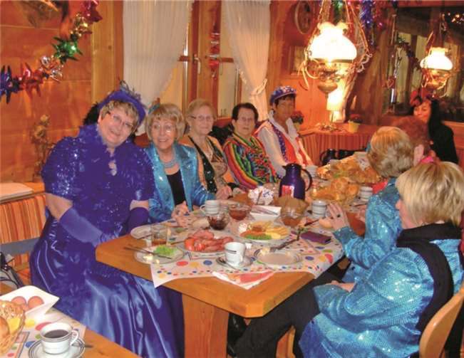 Bei der traditionellen Fastnachtsfeier der Isenburger Möhnen kamen alle bei viel Witz, Humor und Musik auf ihre Kosten. privat