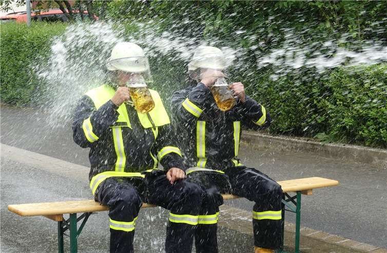 Bei der traditionellen Feuertaufe von Neuling Grundmann, „saß“ ihm ein gewogener Kamerad zur Seite.