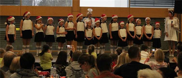 Bei der traditionellen Nikolausfeier der Kinder, wurden viele Darbietungen vorgeführt.privat