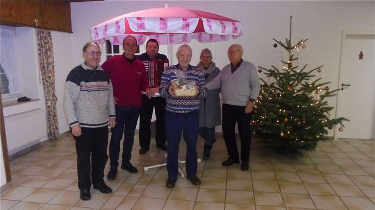 Bei der vergangenen Veranstaltung war ein Jubilar in der Sangesrunde, Willi Klein aus Dümpelfeld hatte seinen 80. Geburtstag gefeiert. Quelle: KAB