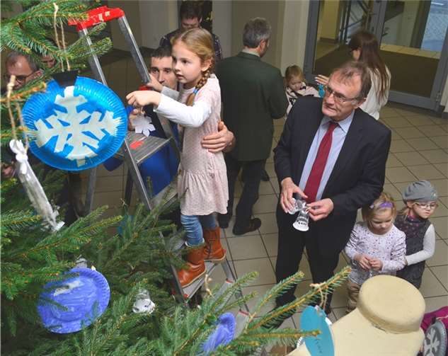 Bei der vier Meter hohen Tanne musste eine Leiter die kleinen Baumschmücker in die richtige Höhe bringen - immer geschützt von wachsamen Helfern.