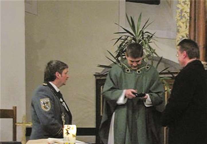 Bei der vor der Jahreshauptversammlung stattgefundenen heiligen Messe zu Ehren des Schutzpatrons der St. Sebastianus Schützen wurde Herr Pastor Achim Thieser als neuer Präses der St. Sebastianus Schützenbruderschaft Franken vorgestellt. Als äußeren Zeichen wurde ihm Urkunde und Anstecknadel überreicht.privat