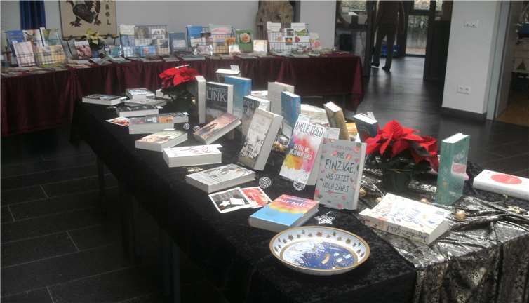 Bei der vorweihnachtlichen Buchausstellung der Katholischen öffentlichen Bücherei St. Michael Vettelschoß ist für jeden etwas dabei. privat