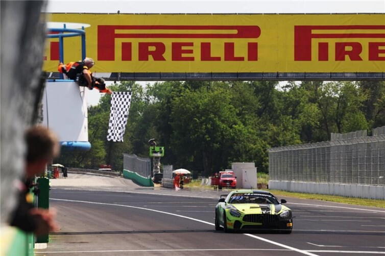 Bei der zweiten Veranstaltung der GT4 European Series setzend die jungen Rennfahrer ein deutliches Ausrufezeichen.